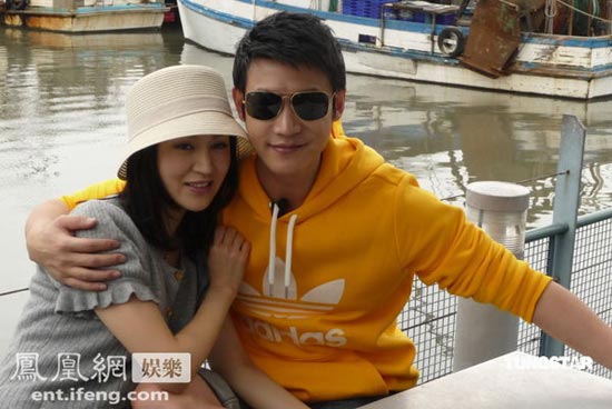 Chinese celebrity couple Lu Yi and Bao Lei are now back to work after a short holiday in Australia. Actor Lu Yi shared his happy moments with his wife during their holiday. Lu is now promoting his latest slapstick 'Beauty on Duty' co-starring Sandra Ng Kwan Yu, Charlene Choi and Xie Na.