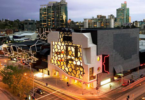 Melbourne Recital Centre in Australia Melbourne Recital Centre, which opened to the public at the beginning of this year, won the National Award for Public Buildings at the 2009 Property Council of Australia Rider Levett Bucknall Awards for Innovation and Excellence. [huanqiu.com]