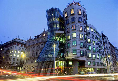 Tancici Dum in Prague Tancici Dum (Dancing Building), completed in 1996, was designed by famous architect Frank Gehry. It looks like a dancing couple, and some people call it &apos;drunkard building.&apos; [huanqiu.com]