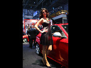 A model poses next to a car during the 80th Geneva International Motor Show which open to the public from March 4th to 14th in Geneva, Switzerland. [Sina.com.cn]