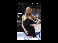 A model poses next to a car during the 80th Geneva International Motor Show which open to the public from March 4th to 14th in Geneva, Switzerland. [Sina.com.cn]