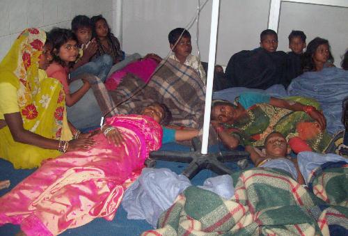 Injured people are treated in a hospital after a stampede broke out at a temple in Kunda, some 180 kilometers southeast of Lucknow, capital of Indian northern state of Uttar Pradesh, on March 4, 2010. At least 65 people, including women and children, were killed and some 400 others injured in a stampede at a temple where thousands of devotees gathered for a religious ritual.[Stringer/Xinhua]