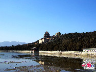 The Summer Palace is located on the western edge of Beijing, between the fourth and fifth ring roads, close to the western hills, 12km from central Beijing.It is mainly dominated by Longevity Hill (60 meters high) and the Kunming Lake. The Summer Palace is virtually a museum of traditional Chinese gardening that uses rocks, plants, pavilions, ponds, cobble paths and other garden styles to create a poetic effect between different scenes. [Photo by Zhang Xiaobo]