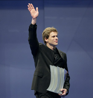 Swimmer Cesar Cielo waves after receiving his Best Brazilian Olympic Male trophy in Rio de Janeiro December 21, 2009. [Xinhua/Reuters Photo]