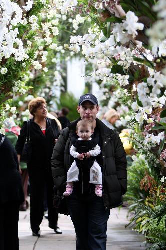 Visitors tour the 8th Annual Orchid show at the Botanical Garden in New York, the United States, March 4, 2010. The exhibition will run till April 11 with some 7,000 orchids on show. [Xinhua]