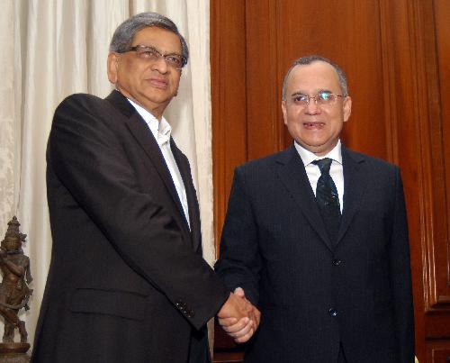 Visiting Pakistan Foreign Secretary Salman Bashir (R) shakes hands with Indian External Affairs Minister S.M. Krishna in New Delhi, capital of India, February 26, 2010. 