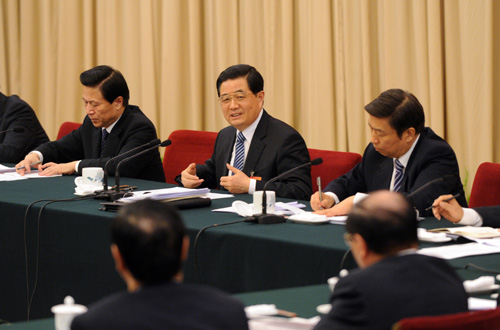 Chinese President Hu Jintao (C) talks with deputies to the Third Session of the 11th National People's Congress (NPC) from east China's Jiangsu Province, in Beijing, capital of China, March 5, 2010. Hu Jintao joined in the panel discussion of Jiangsu delegation in deliberating the government work report by Premier Wen Jiabao on the opening day of the Third Session of the 11th NPC. [Li Xueren/Xinhua]