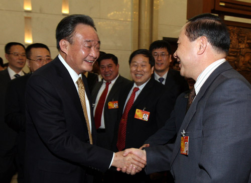 Wu Bangguo (L, front), chairman of the Standing Committee of the National People's Congress (NPC), talks with deputies to the Third Session of the 11th NPC from east China's Anhui Province in Beijing, capital of China, March 5, 2010. Wu Bangguo joined in the panel discussion of Anhui delegation in deliberating the government work report by Premier Wen Jiabao on the opening day of the Third Session of the 11th NPC. [Yao Dawei/Xinhua]