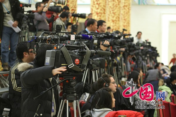 The NPC press conference on macroeconomic regulation and control attracts world media's great attention in Beijing, March 6, 2010.