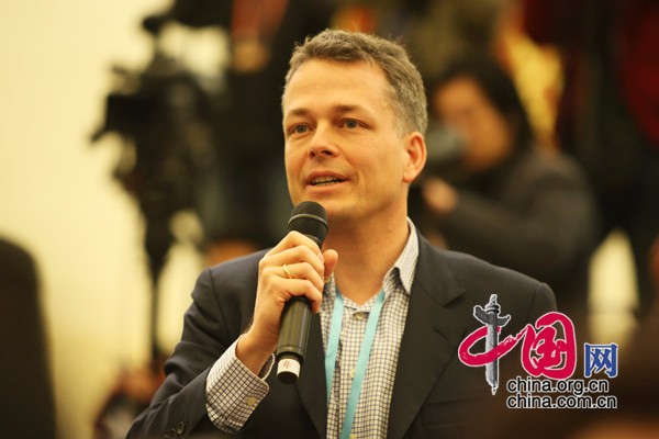 Senior officials with the National Development and Reform Commission, the Ministry of Finance, the Ministry of Commerce and the central bank hold a press conference on macroeconomic regulation and control in Beijing, March 6, 2010. A foreign journalist is asking questions.