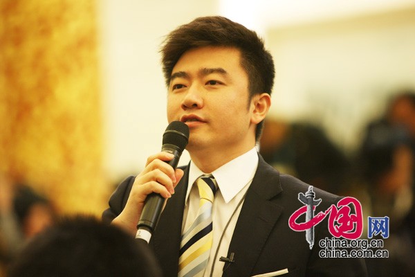 Senior officials with the National Development and Reform Commission, the Ministry of Finance, the Ministry of Commerce and the central bank hold a press conference on macroeconomic regulation and control in Beijing, March 6, 2010. A journalist from CCTV is asking questions.