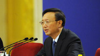 Chinese FM meets journalists