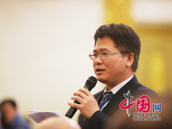 A journalist raises questions for Chinese Foreign Minister Yang Jiechi at a news conference on the sidelines of the Third Session of the 11th National People's Congress (NPC) at the Great Hall of the People in Beijing, China, March 7, 2010.