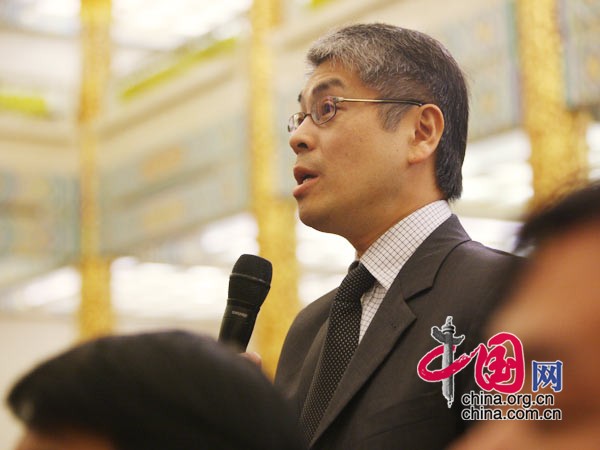 A journalist raises questions for Chinese Foreign Minister Yang Jiechi at a news conference on the sidelines of the Third Session of the 11th National People's Congress (NPC) at the Great Hall of the People in Beijing, China, March 7, 2010.