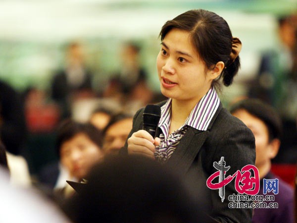 A journalist raises questions for Chinese Foreign Minister Yang Jiechi at a news conference on the sidelines of the Third Session of the 11th National People's Congress (NPC) at the Great Hall of the People in Beijing, China, March 7, 2010.