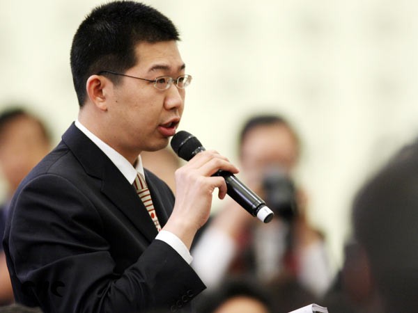 A journalist raises questions for Chinese Foreign Minister Yang Jiechi at a news conference on the sidelines of the Third Session of the 11th National People's Congress (NPC) at the Great Hall of the People in Beijing, China, March 7, 2010.