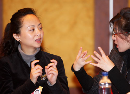 A hand language translator (R) translate during a panel discussion of members of the 11th National Committee of the Chinese People's Political Consultative Conference (CPPCC) from literary and art circles in Beijing, China, March 4, 2010. Convenient services are provided for CPPCC members with special needs during the Third Session of the 11th CPPCC National Committee in Beijing. (Xinhua/