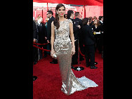 Actress Sandra Annette Bullock arrives at the 82nd Annual Academy Awards held at Kodak Theatre on March 7, 2010 in Hollywood, California. [Sina.com.cn]
