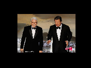 Co-hosts Steve Martin (L) and Alec Baldwin onstage during the 82nd Annual Academy Awards held at Kodak Theatre on March 7, 2010 in Hollywood, California. [CFP]