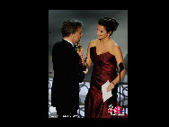 Actor Christoph Waltz accepts Best Supporting Actor award for 'Inglourious Basterds' from presenter actress Penelope Cruz onstage during the 82nd Annual Academy Awards held at Kodak Theatre on March 7, 2010 in Hollywood, California.  [CFP]