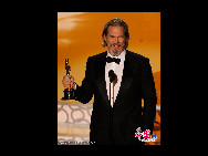 Actor Jeff Bridges accepts Best Actor award for 'Crazy Heart' onstage during the 82nd Annual Academy Awards held at Kodak Theatre on March 7, 2010 in Hollywood, California. [CFP]