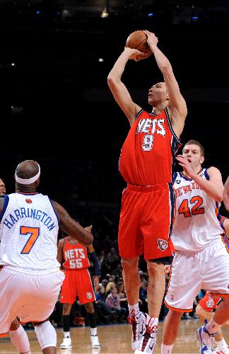 Yi Jianlian (C) of New Jersey Nets shoots during the NBA game against New York Knicks in New York, the United State, Mar. 6, 2010. Nets won 113-93. (Xinhua/Shen Hong) 