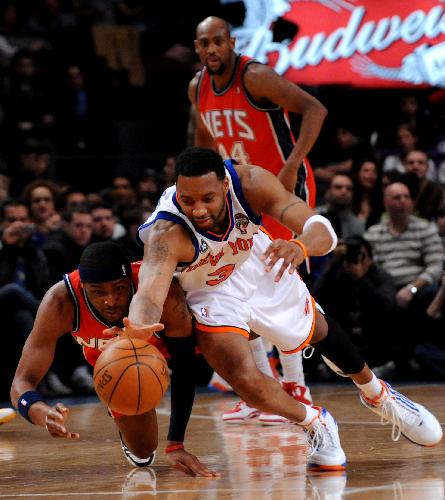 Tracy McGrady (front R) of New York Knicks vies for the ball during the NBA game against New Jersey Nets in New York, the United State, Mar. 6, 2010. Nets won 113-93. (Xinhua/Shen Hong) 