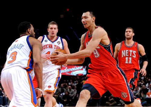 Yi Jianlian (2R) of New Jersey Nets competes during the NBA game against New York Knicks in New York, the United State, Mar. 6, 2010. Nets won 113-93. (Xinhua/Shen Hong) 