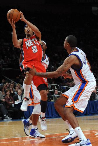 Courtney Lee (L) of New Jersey Nets goes to the basket during the NBA game against New York Knicks in New York, the United State, Mar. 6, 2010. Nets won 113-93. (Xinhua/Shen Hong) 