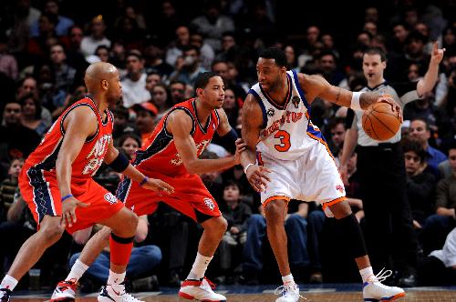 Tracy McGrady (R) of New York Knicks controls the ball during the NBA game against New Jersey Nets in New York, the United State, Mar. 6, 2010. Nets won 113-93. (Xinhua/Shen Hong) 