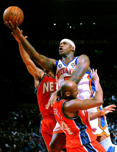 Al Harrington (above R) of New York Knicks goes to the basket during the NBA game against New Jersey Nets in New York, the United State, Mar. 6, 2010. Nets won 113-93. (Xinhua/Shen Hong) 