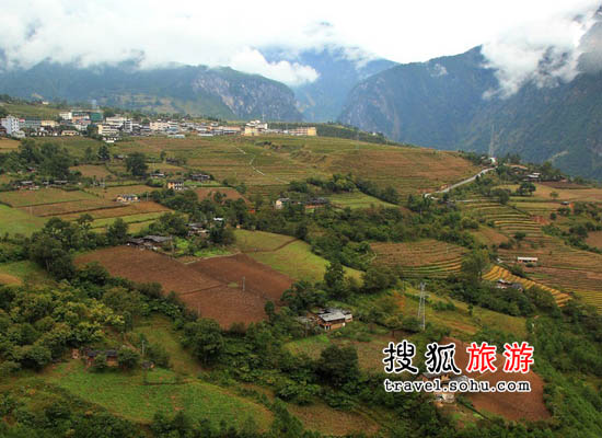 Villages of ethnic minority groups lie quietly amid breathtaking scenery. [Photo: sohu.com] 