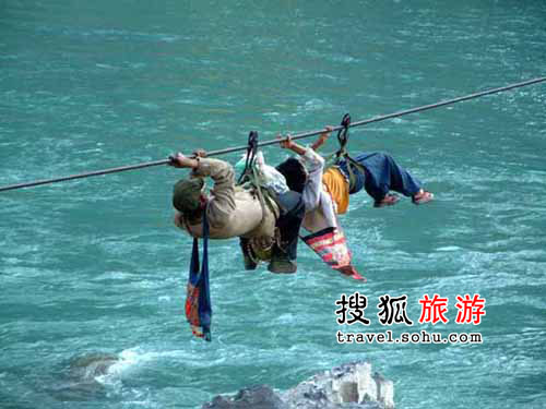 Crossing the river by sliding ropes is a way of life in this region. [Photo: sohu.com]