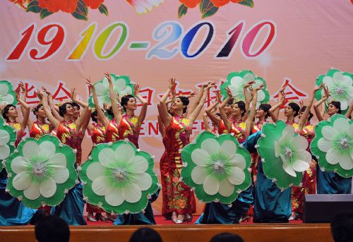 Dancers perform during a reception organized by All-China Women's Federation for women from China and abroad to mark the 100th anniversary of the International Women's Day, at the Great Hall of the People in Beijing, capital of China, March 8, 2010. [Xinhua]