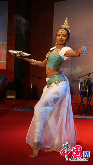 A dancer performs at &apos;Sri Lanka-the Wonder of Asia,&apos; an event celebrating the 62nd Anniversary of the Independence of Sri Lanka and the 53rd year of diplomatic relations between Sri Lanka and China on March 5, 2010. [Celine Chen/China.org.cn] 