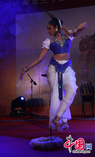 A dancer performs at &apos;Sri Lanka-the Wonder of Asia,&apos; an event celebrating the 62nd Anniversary of the Independence of Sri Lanka and the 53rd year of diplomatic relations between Sri Lanka and China on March 5, 2010. [Celine Chen/China.org.cn] 