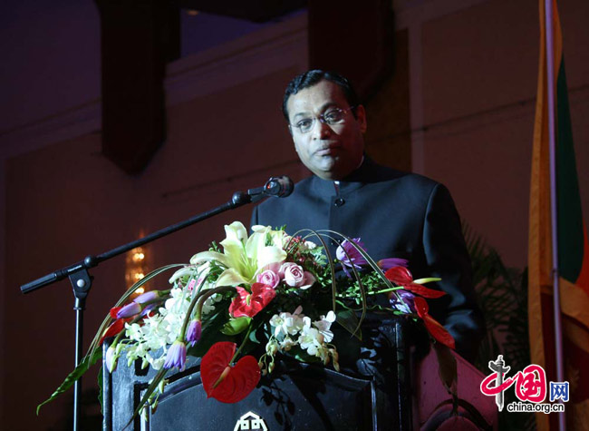 Sri Lankan Ambassador to China Karunatilaka Amunugama gives a warm welcome at the ceremony on March 5, 2010. [Celine Chen/China.org.cn]