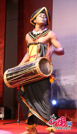 A Sri Lankan drummer partakes in the cultural event celebrating Sri Lanka&apos;s independence and the establishment of diplomatic relations between China and Sri Lanka on March 5, 2010. [Celine Chen/China.org.cn]