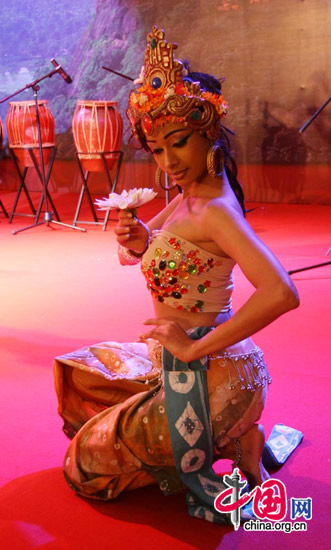 A dancer performs at &apos;Sri Lanka-the Wonder of Asia,&apos; an event hosted in Beijing to celebrate Sri Lanka&apos;s independence and the establishment of diplomatic relations between Sri Lanka and China on March 5, 2010. [Celine Chen/China.org.cn]