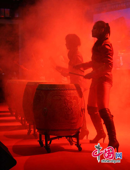 A Chinese drum troupe performs at a cultural ceremony in Beijing to commemorate Sri Lanka&apos;s independence and the establishment of diplomatic relations between Sri Lanka and China on March 5, 2010. [Celine Chen/China.org.cn]