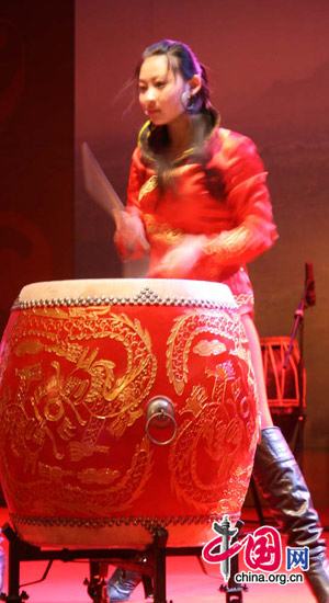 A Chinese drummer performs at a cultural ceremony in Beijing to commemorate Sri Lanka&apos;s independence and the establishment of diplomatic relations between Sri Lanka and China on March 5, 2010. [Celine Chen/China.org.cn]