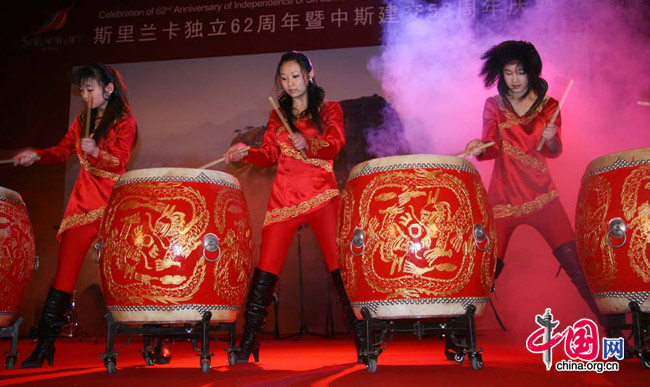 A Chinese drum troupe performs at a cultural ceremony in Beijing to commemorate Sri Lanka&apos;s independence and the establishment of diplomatic relations between Sri Lanka and China on March 5, 2010. [Celine Chen/China.org.cn]