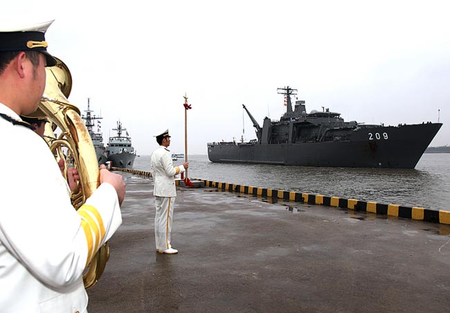 RSS Persistence naval ship of Singapore arrives in Shanghai, east China, Mar. 8, 2010. The ship, led by captain Li, with 164 crew members onboard, arrived on Monday for a 5-day visit. This is the Persistence naval ship's first visit to Shanghai. [Sina.com.cn]