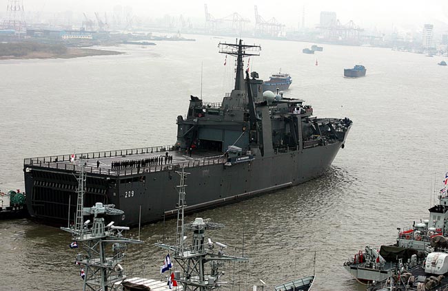 RSS Persistence naval ship of Singapore arrives in Shanghai, east China, Mar. 8, 2010. The ship, led by captain Li, with 164 crew members onboard, arrived on Monday for a 5-day visit. This is the Persistence naval ship's first visit to Shanghai. [Sina.com.cn]