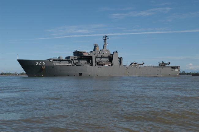 RSS Persistence naval ship of Singapore arrives in Shanghai, east China, Mar. 8, 2010. The ship, led by captain Li, with 164 crew members onboard, arrived on Monday for a 5-day visit. This is the Persistence naval ship's first visit to Shanghai. [Sina.com.cn]