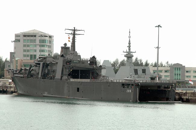 RSS Persistence naval ship of Singapore arrives in Shanghai, east China, Mar. 8, 2010. The ship, led by captain Li, with 164 crew members onboard, arrived on Monday for a 5-day visit. This is the Persistence naval ship's first visit to Shanghai. [Sina.com.cn]