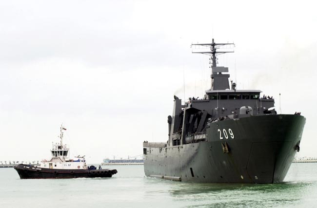 RSS Persistence naval ship of Singapore arrives in Shanghai, east China, Mar. 8, 2010. The ship, led by captain Li, with 164 crew members onboard, arrived on Monday for a 5-day visit. This is the Persistence naval ship's first visit to Shanghai. [Sina.com.cn]