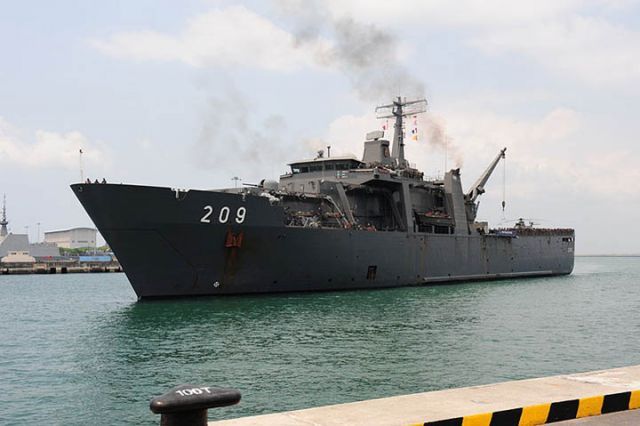 RSS Persistence naval ship of Singapore arrives in Shanghai, east China, Mar. 8, 2010. The ship, led by captain Li, with 164 crew members onboard, arrived on Monday for a 5-day visit. This is the Persistence naval ship's first visit to Shanghai. [Sina.com.cn]