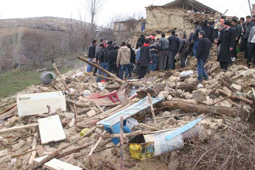 Houses are destroyed during an earthquake in Turkish eastern province of Elazig, on March 8, 2010. The death toll from a 6.0-magnitude earthquake that shook east Turkey on Monday reached 51 and injured dozens, local government said, a lower toll than earlier reported. .[Xinhua]