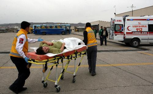 An injured woman is stretchered to the ambulance in Turkish eastern province of Elazig, on March 8, 2010. The death toll from a 6.0-magnitude earthquake that shook east Turkey on Monday reached 51, the Turkish newspaper Hurriyet Daily News quoted a local official as saying.[Xinhua]